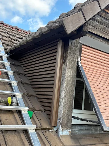 Lucarne en bois rénovée par AVCOUVERTURE